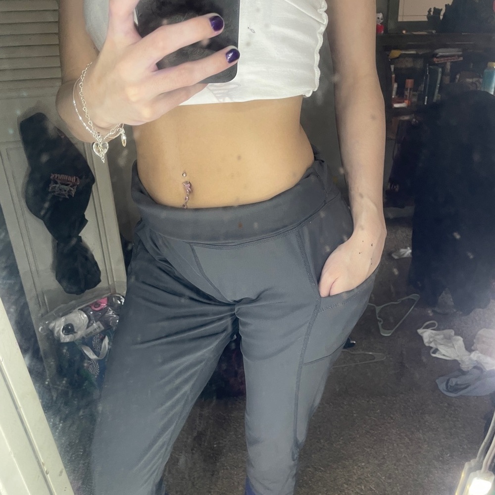Gray legging with two pockets don’t fit me no more size L